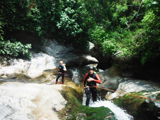 Sujetandose por la cintura en el barranco